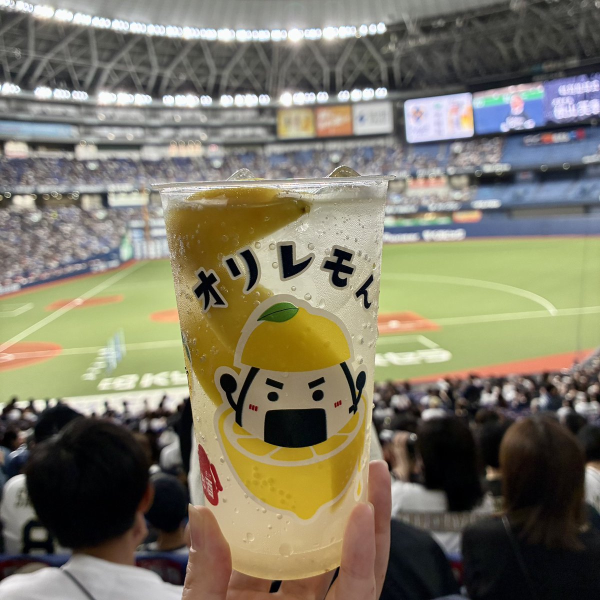 kazkigo's tweet photo. 今日はお友だちに誘ってもらって京セラでオリックスの試合見てきました！取って取られてで延長からのサヨナラ勝ちで、球場メシも堪能してめちゃ楽しかった〜！カラー制御のペンラすごい。 https://t.co/Oas31jsLTL