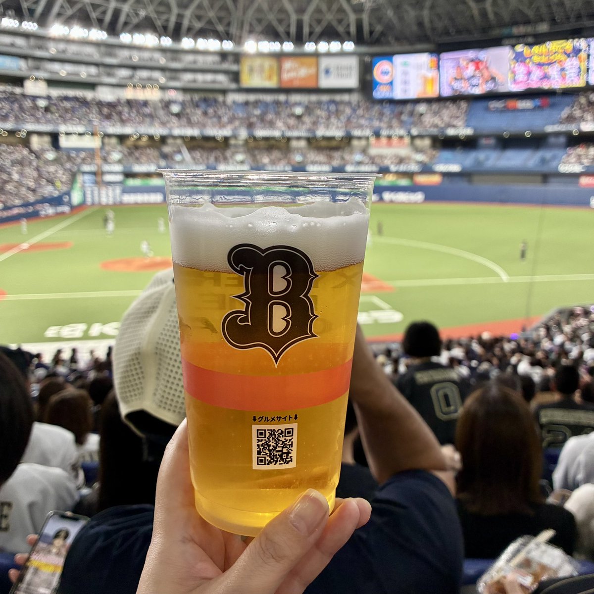 kazkigo's tweet photo. 今日はお友だちに誘ってもらって京セラでオリックスの試合見てきました！取って取られてで延長からのサヨナラ勝ちで、球場メシも堪能してめちゃ楽しかった〜！カラー制御のペンラすごい。 https://t.co/Oas31jsLTL