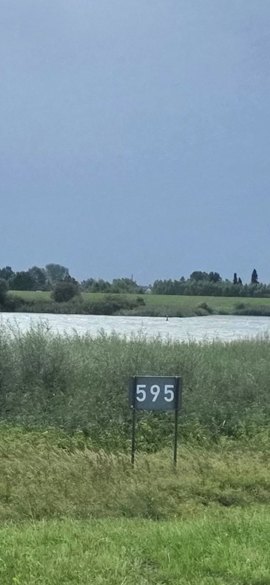 susa111119's tweet photo. 595 – steht da einfach so in der Landschaft rum. 🤷‍♂️🌊  Kilometertafel an der Elbe.🛟⚓️
#WeekIforIntegers #AlphabetChallenge https://t.co/6qres3w9UR