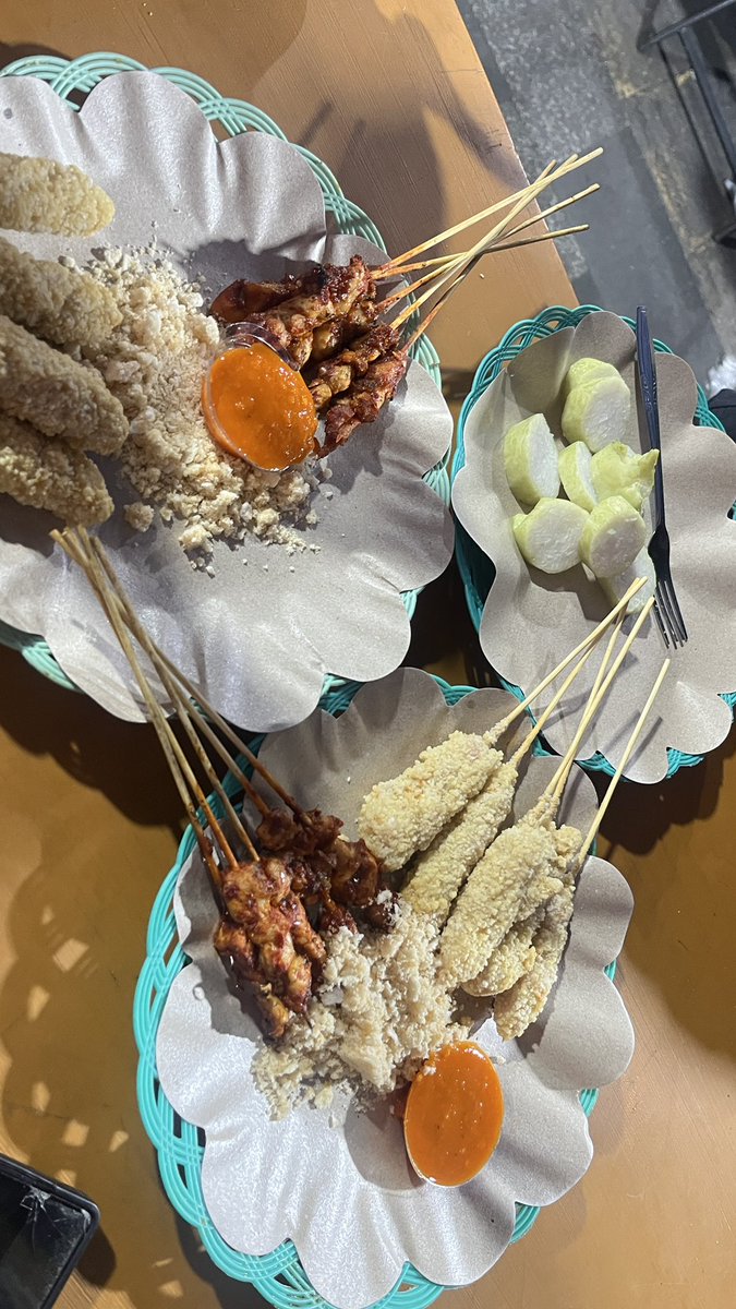 pchaccosai_'s tweet photo. nyobain sate asin gofar lumayan enak jugaa https://t.co/QrtCN6so5p