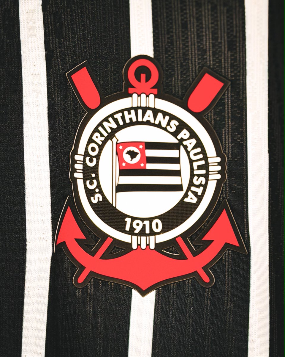 MeuTimao's tweet photo. ⚫️⚪️ | Em celebração aos 90 anos de Mauricio de Sousa, Corinthians e Turma da Mônica anunciaram uma parceria para a criação de produtos licenciados. A estreia da iniciativa acontece neste domingo, na partida contra a Chapecoense, na Neo Química Arena, com a presença de Cascão, personagem declarado corinthiano.

O personagem estará nos números das camisas dos jogadores, em um patch comemorativo e na faixa de capitão. A coleção também terá copos, porta-copos, cordões, baldes de pipoca, almofadas, bonés e camisetas, todos com elementos da identidade do Corinthians. Os produtos serão vendidos pela Só Ídolos, com preços entre R$ 19,99 e R$ 185.

📸 Divulgação & Gustavo Vasco / Corinthians
