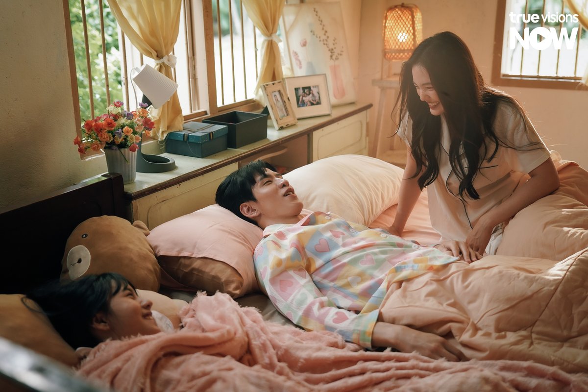 SonixBoom2013's tweet photo. 📸 เก็บตกหลังกล้อง จาก “รักษ์” EP.9-10
ขอบคุณที่ร่วมเดินทางในช่วงเวลาแห่ง “รักษ์” ค่ะ
.
“รักษ์” มาครบแล้วทุกตอน
สตรีมได้เลยทาง #TrueVisionsNow 
.
#รักษ์  #ToLoveandCherish https://t.co/56xJsaOTBC