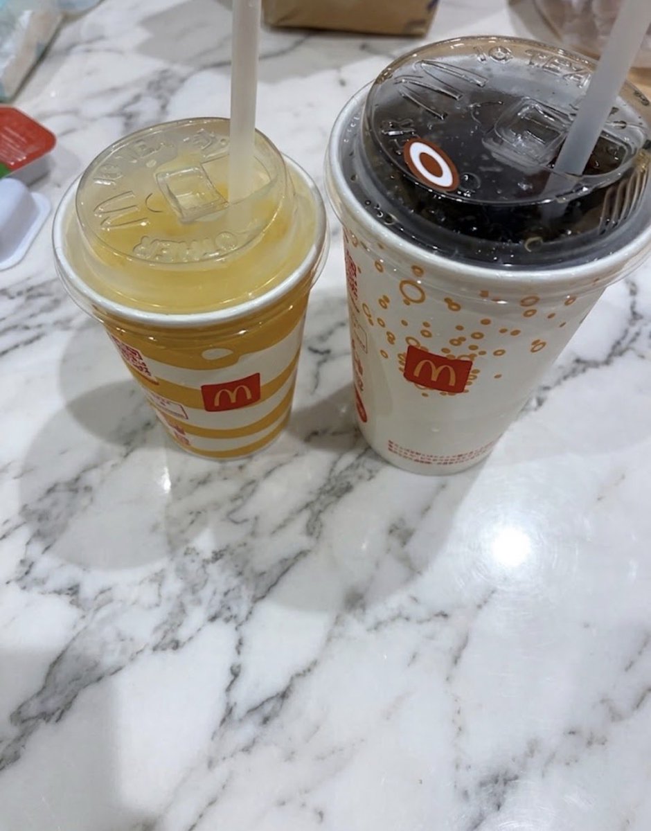 NBF205's tweet photo. ちょっと待って。

マクドナルドのオレンジジュースって、
コーラよりサイズ小さいん？？？

何回もマクドナルド行ってるのに今日初めて知ったんやけど、これ常識なん？ https://t.co/sJQfHBEYki