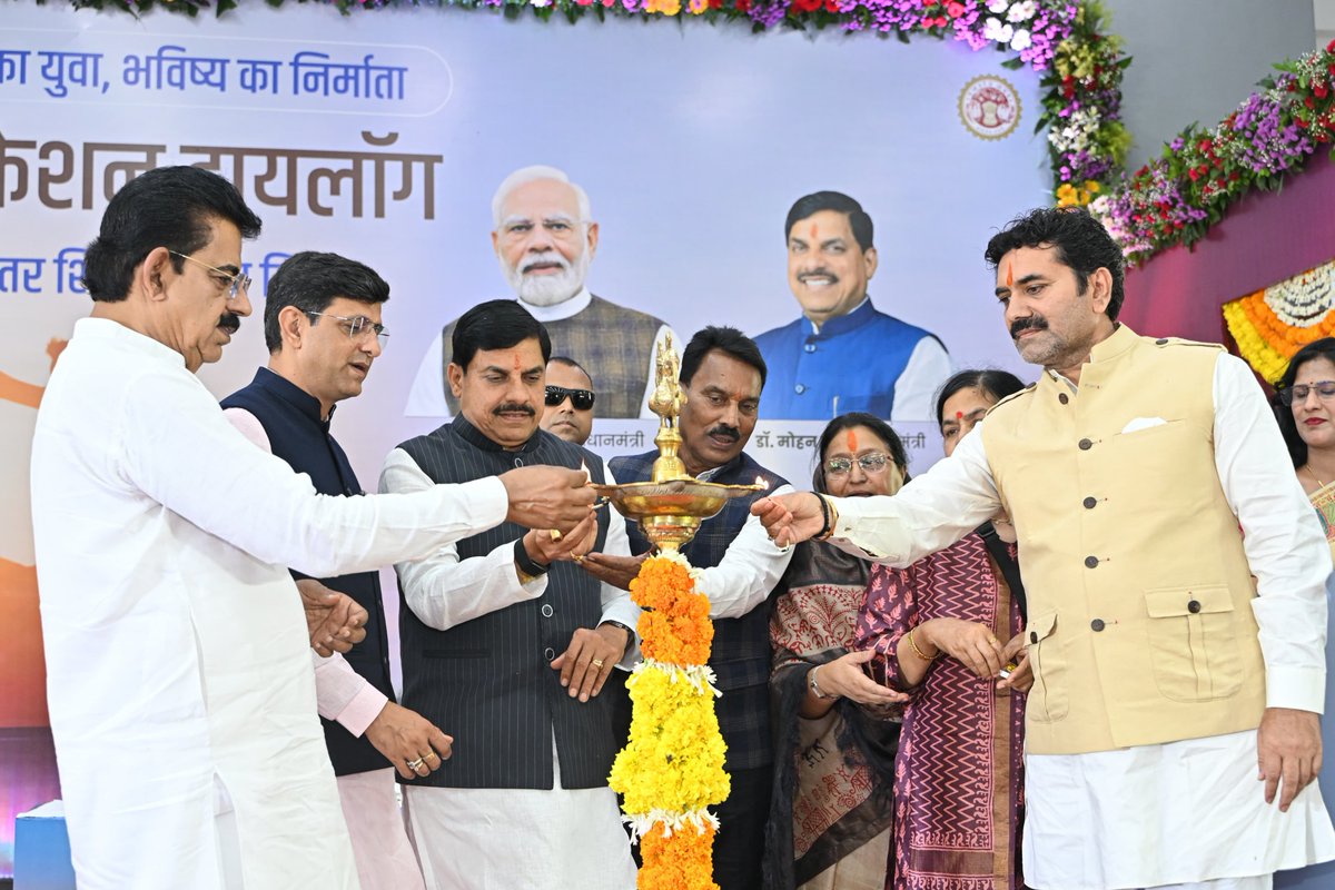 DrMohanYadav51's tweet photo. शिक्षक दिवस के अवसर पर आज इंदौर में सांदीपनि शासकीय अहिल्या आश्रम कन्या उच्चतर माध्यमिक विद्यालय में आयोजित कार्यक्रम में प्रदेशभर से आए 200 से अधिक युवा जिला शिक्षा अधिकारियों, जिला परियोजना समन्वयकों, विकासखंड शिक्षा अधिकारियों और शिक्षकों से संवाद किया।

इस अवसर पर युवा शिक्षा अधिकारियों से आह्वान किया कि वे अपने जिले में स्थानीय परिस्थितियों, विद्यार्थियों और विद्यालयों की आवश्यकताओं को समझते हुए बेहतर परिणाम दें। सफल नवाचारों को अपने विद्यालय में भी लागू करें। युवा अधिकारी अपनी ऊर्जा और नवीन सोच का उपयोग विद्यार्थियों का भविष्य बेहतर बनाने में करें।

प्रदेश के प्रत्येक भवनविहीन स्कूल को पक्का भवन मिलेगा।

#शिक्षक_दिवस 
#TeachersDay