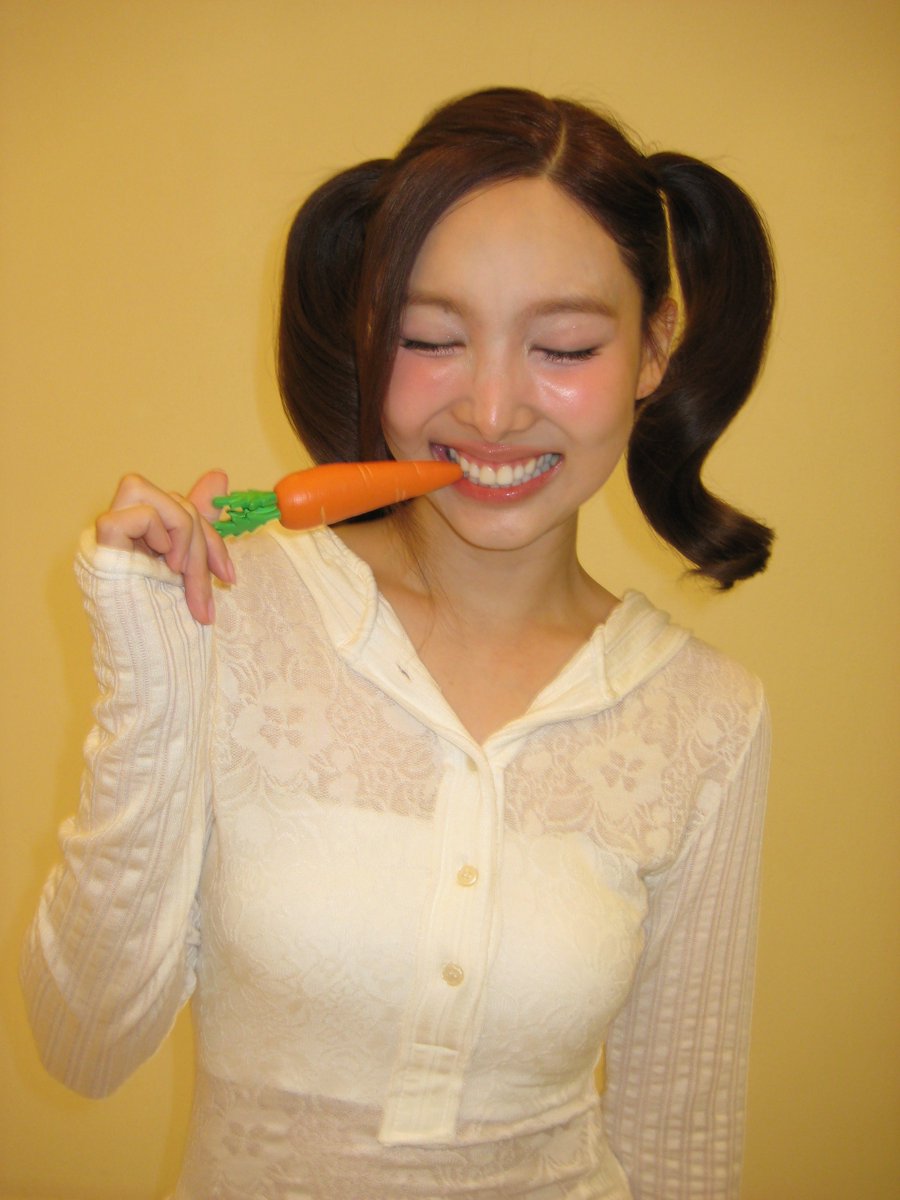 godmitzu's tweet photo. BUNNY NAYEON OH MY GOD https://t.co/bD6Sv71KRJ