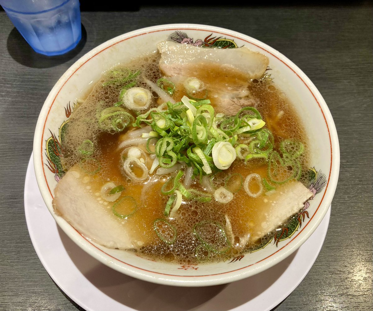 AGON_PPM's tweet photo. 天六の『本家第一旭』
・ミニラーメン

食後のデザート！（笑）
今までこの類の注文はあまりしなかったが、ミニと言いつつちゃんと満足できるサイズ感で、尚且つハシゴでも苦しさを感じずにスープを存分に味わえてコレはアリ！

帰り道でるるぶを購入し、「蓋ヶ瀬」の下調bbべbee乎ｦ

見えませんか https://t.co/KdEPrMeTcf
