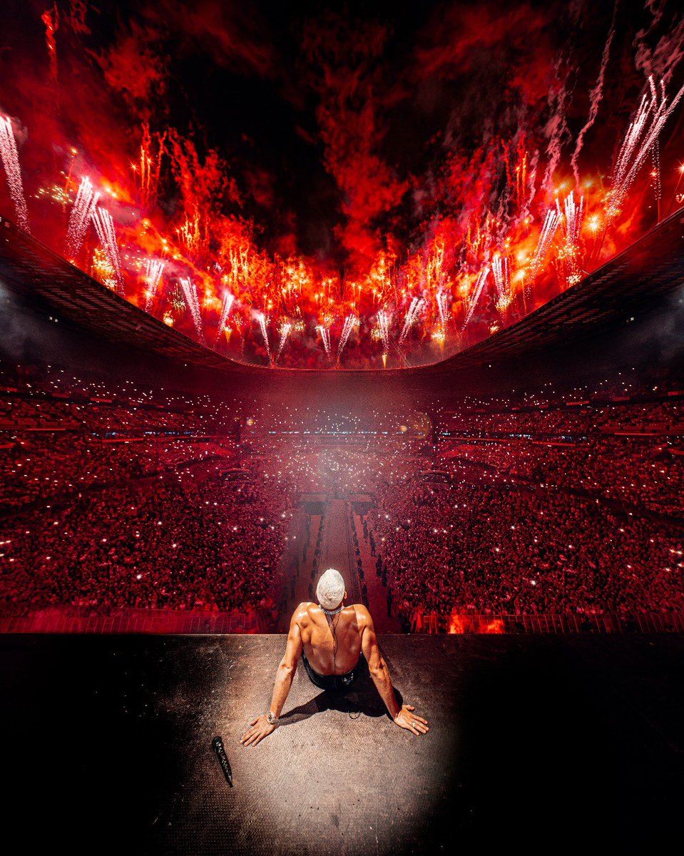 PLK75's tweet photo. Merci l’équipe pour les émotions hier c’etait fou…on remet ça ce soir, pour ceux qui on pas pu avoir de billets le concert au Stade de france sera rediffusé en direct sur ma chaine youtube 🎁🐻 Branchez vous à 20h40 https://t.co/6KRYdzyWB6