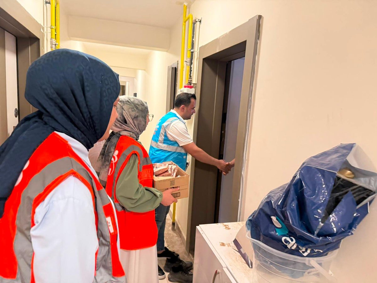 AKgncdulkdroglu's tweet photo. AK Parti Dulkadiroğlu İlçe Gençlik Kolları olarak; İlçe Sosyal Politikalar Birim Başkanımız Ertuğrul Arslanhan ve yönetim kurulu üyelerimizle birlikte Güneşli Kocabaş Sitelerinde yeni evlerine taşınan kıymetli hemşehrilerimizi ziyaret ettik.

++ https://t.co/J6KZ9lHKCN