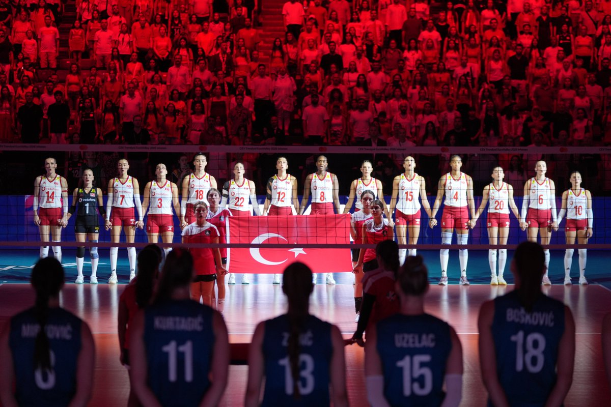 trthaber's tweet photo. 🇹🇷🏐#FileninSultanları finalde...

A Milli Kadın Voleybol Takımımız, Avrupa Şampiyonası'nda Sırbistan'ı 3-0 yenerek finale yükseldi. https://t.co/dauZmaEbP4