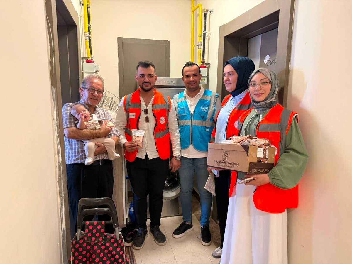 AKgncdulkdroglu's tweet photo. AK Parti Dulkadiroğlu İlçe Gençlik Kolları olarak; İlçe Sosyal Politikalar Birim Başkanımız Ertuğrul Arslanhan ve yönetim kurulu üyelerimizle birlikte Güneşli Kocabaş Sitelerinde yeni evlerine taşınan kıymetli hemşehrilerimizi ziyaret ettik.

++ https://t.co/J6KZ9lHKCN