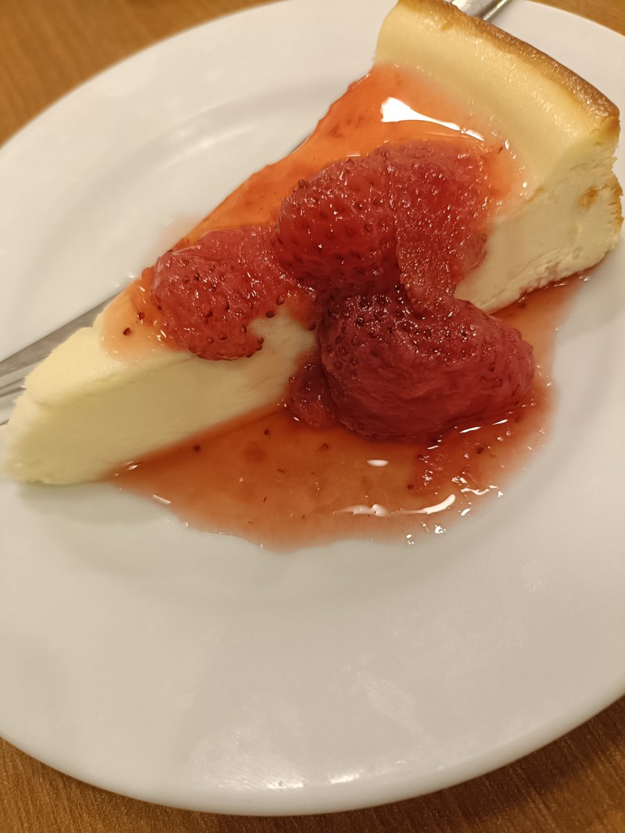 nemun_da's tweet photo. 久々に食ったけど、やっぱジョイフルのチーズケーキは自称チーズケーキソムリエの自分でも毎回満点つけちゃうくらい美味い https://t.co/I3j9FNKsop
