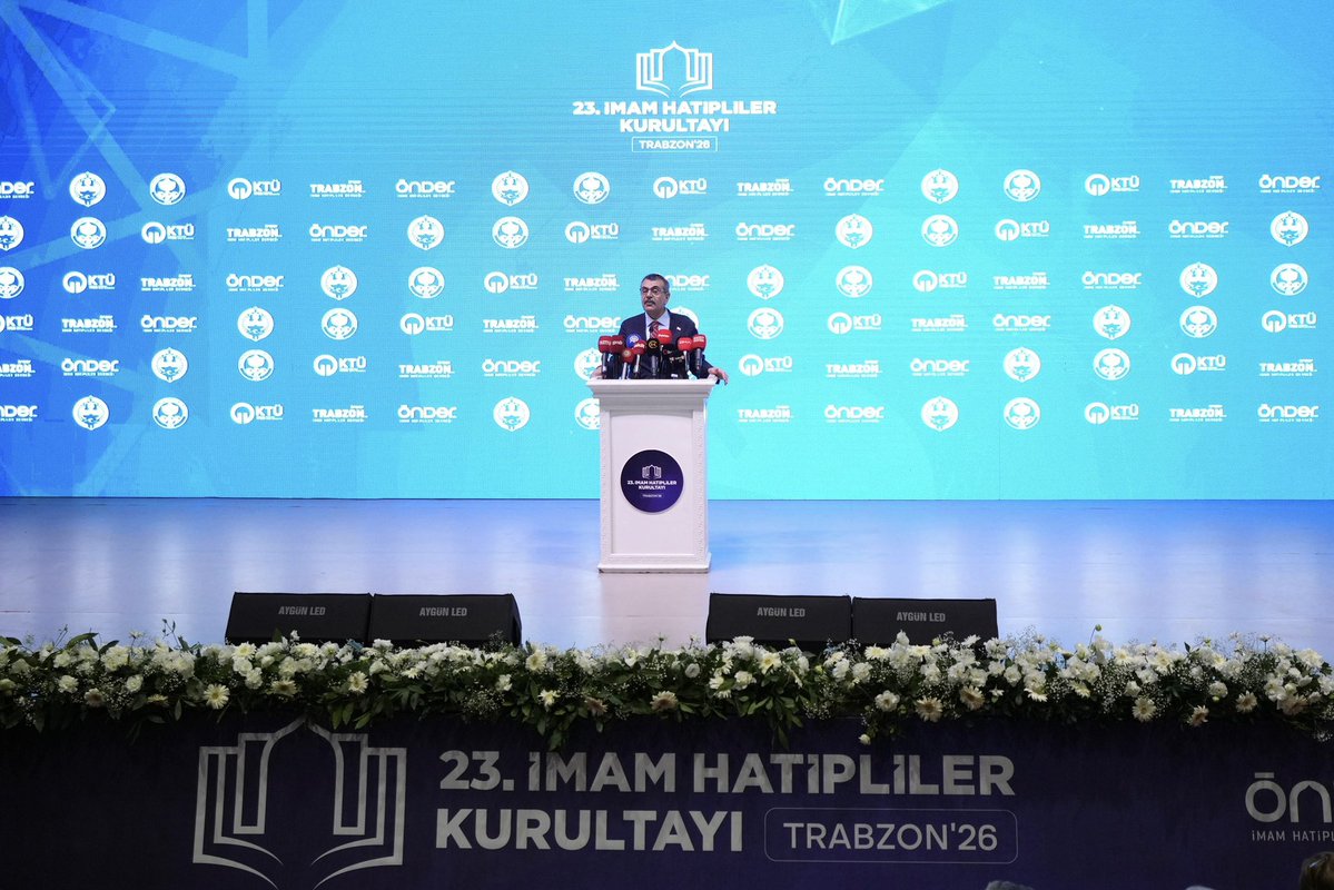 tcmeb's tweet photo. Millî Eğitim Bakanı @Yusuf__Tekin, “23. İmam Hatipliler Kurultayı”nda Hitap Etti

📌Cumhurbaşkanı @RTErdogan’ın video mesajla katıldığı kurultayda gençlere hitaben bir konuşma yapan Bakan Tekin, “Bir gün bu sıralardan mezun olacak, diplomanızı alıp kendi yolunuza karar vereceksiniz ancak hangi mesleği seçerseniz seçin; bu ruhtan, bu mensubiyetten asla ayrılmadan dimdik durmak size bizlerin mirasıdır. Siz de bu mirasa inanıyorum ki sahip çıkacaksınız.” dedi. 

📌 Bakan Tekin, program öncesinde gazetecilerin eğitim gündemine ilişkin sorularını da yanıtladı. 

📍Karadeniz Teknik Üniversitesi Atatürk Kültür Merkezi

👉🏻 https://t.co/g1ogUxQb6g