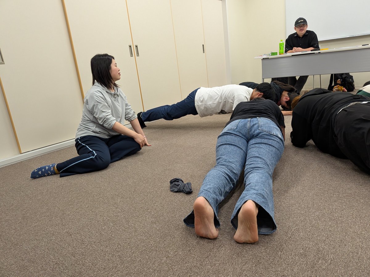 araki_risa10's tweet photo. 本日 #両極のツバサ お稽古っ
なんだけどシアターゲームの罰ゲーム風景🫰笑

そしてなぜか勝ったチームもみんなでやるという

これは団結力のある座組になりそうです(😊💪)

あー。やっぱお芝居楽しいなぁ、明日も頑張るぞ🪽
🎫→https://t.co/OyPwlb80Th https://t.co/X60nHgCsxN