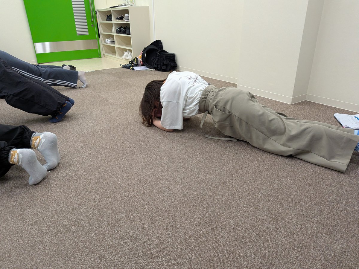 araki_risa10's tweet photo. 本日 #両極のツバサ お稽古っ
なんだけどシアターゲームの罰ゲーム風景🫰笑

そしてなぜか勝ったチームもみんなでやるという

これは団結力のある座組になりそうです(😊💪)

あー。やっぱお芝居楽しいなぁ、明日も頑張るぞ🪽
🎫→https://t.co/OyPwlb80Th https://t.co/X60nHgCsxN