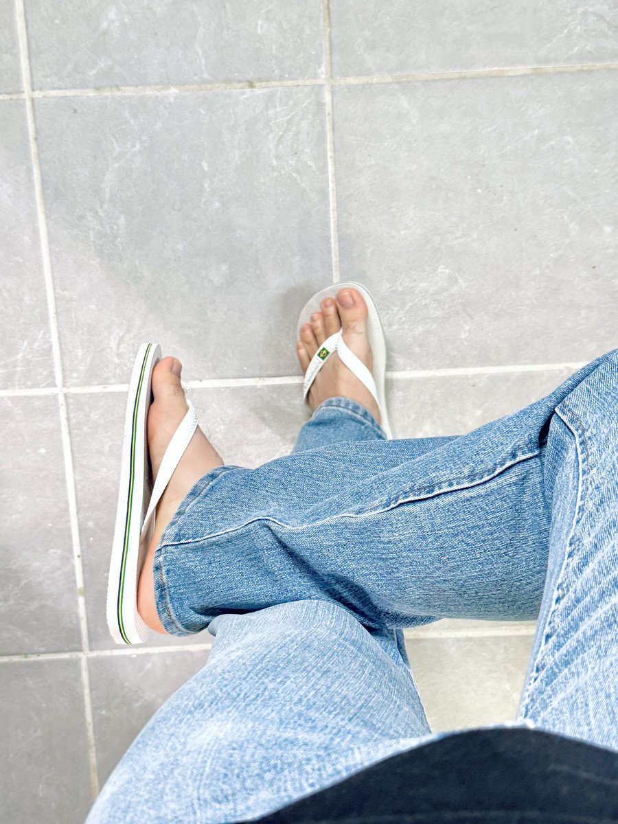 elplateadojr's tweet photo. Sabadito relax #havaianas #feetfetısh https://t.co/RxTaHMIvJ1