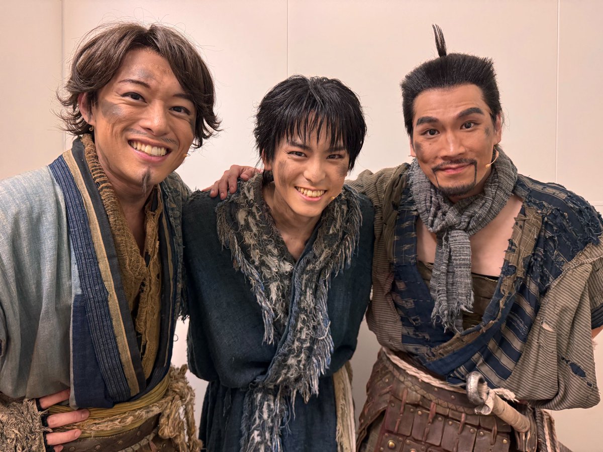 shinozakihiko's tweet photo. 『キングダム2 -継承-』
本日、全公演の折り返しを迎えました！
残りの公演も身体に気をつけながら、一公演一公演大切に、皆さんと一緒に駆け抜けたいと思います！

写真は
信役の #高野洸 さん、
尾平役の #元木聖也 くんと📸

#舞台キングダム
#キングダム2継承 https://t.co/P3hPQDBLfl