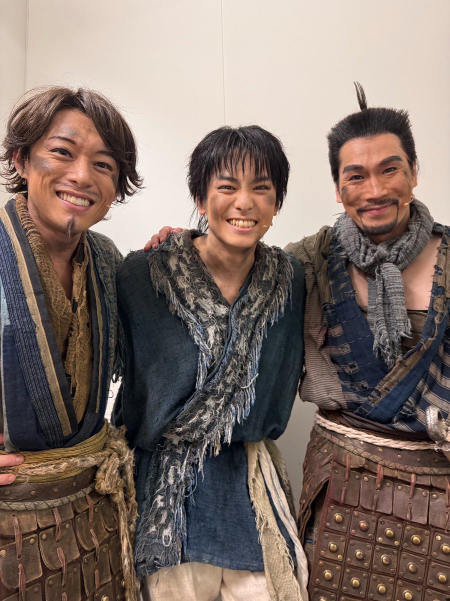 shinozakihiko's tweet photo. 『キングダム2 -継承-』
本日、全公演の折り返しを迎えました！
残りの公演も身体に気をつけながら、一公演一公演大切に、皆さんと一緒に駆け抜けたいと思います！

写真は
信役の #高野洸 さん、
尾平役の #元木聖也 くんと📸

#舞台キングダム
#キングダム2継承 https://t.co/P3hPQDBLfl