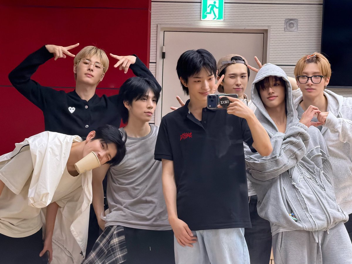 yasuwonharu's tweet photo. WHOLE GROUP FINESHYTS AND YUHARU IN GLASSES OH BLESSED MY EYES https://t.co/aRlyd0qQYg
