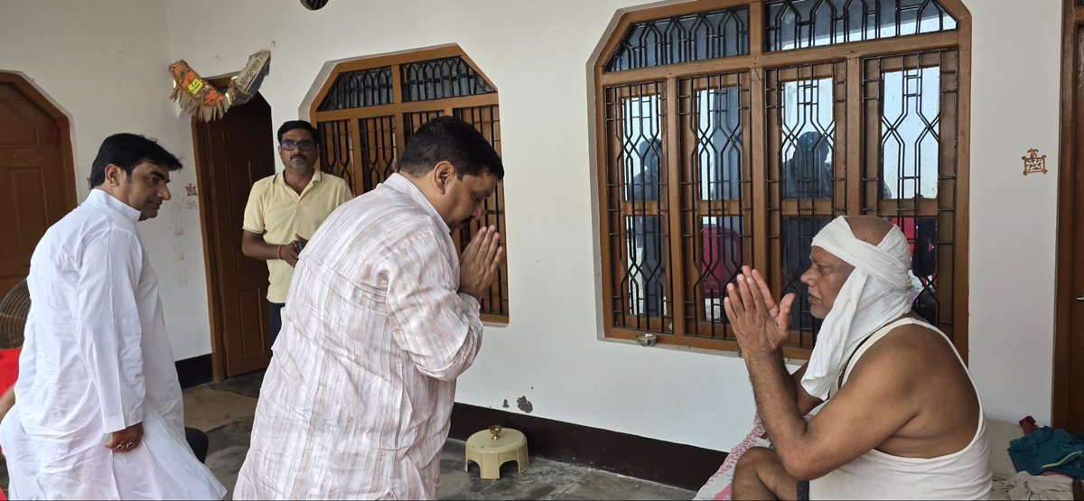 SinghArvindGope's tweet photo. विधानसभा रामनगर, बाराबंकी।

सरदार सिंह जी के बेटे भानु प्रताप सिंह जी के विगत दिनों हुए निधन की दुखद सूचना प्राप्त होने पर ग्राम दुर्जनपुर पट्टी स्थित आवास पर उपस्थित होकर शोककुल परिवार से मुलाकात कर संवेदना व्यक्त कर घटना की पूरी जानकारी प्राप्त कर ईश्वर से शोक संतृप्त परिवार को यह दुख सहने की शक्ति एवं दिवंगत आत्मा को शांति प्रदान करने की प्रार्थना की।