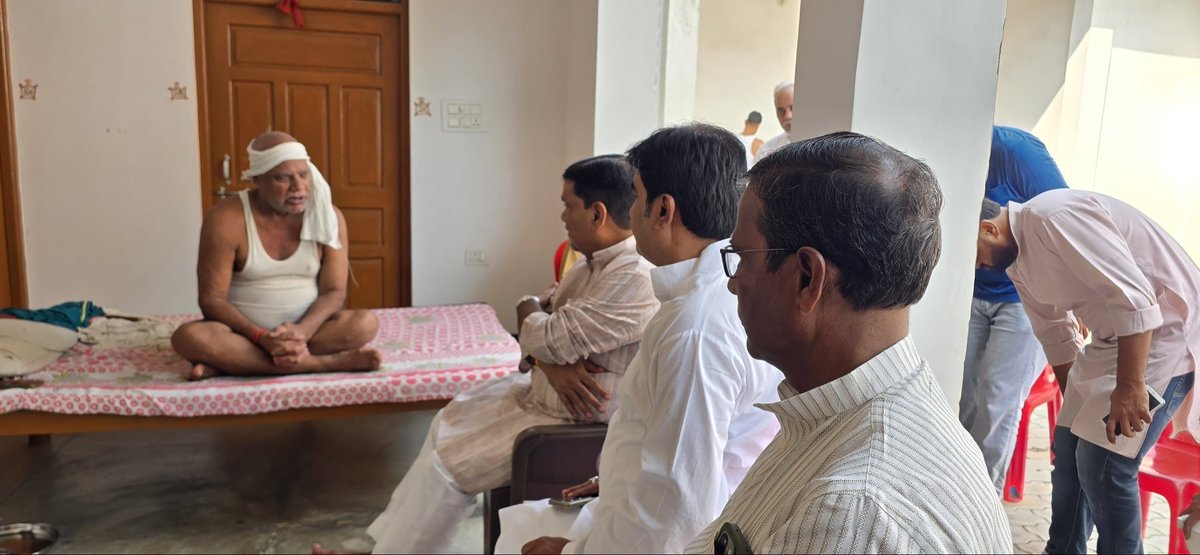 SinghArvindGope's tweet photo. विधानसभा रामनगर, बाराबंकी।

सरदार सिंह जी के बेटे भानु प्रताप सिंह जी के विगत दिनों हुए निधन की दुखद सूचना प्राप्त होने पर ग्राम दुर्जनपुर पट्टी स्थित आवास पर उपस्थित होकर शोककुल परिवार से मुलाकात कर संवेदना व्यक्त कर घटना की पूरी जानकारी प्राप्त कर ईश्वर से शोक संतृप्त परिवार को यह दुख सहने की शक्ति एवं दिवंगत आत्मा को शांति प्रदान करने की प्रार्थना की।