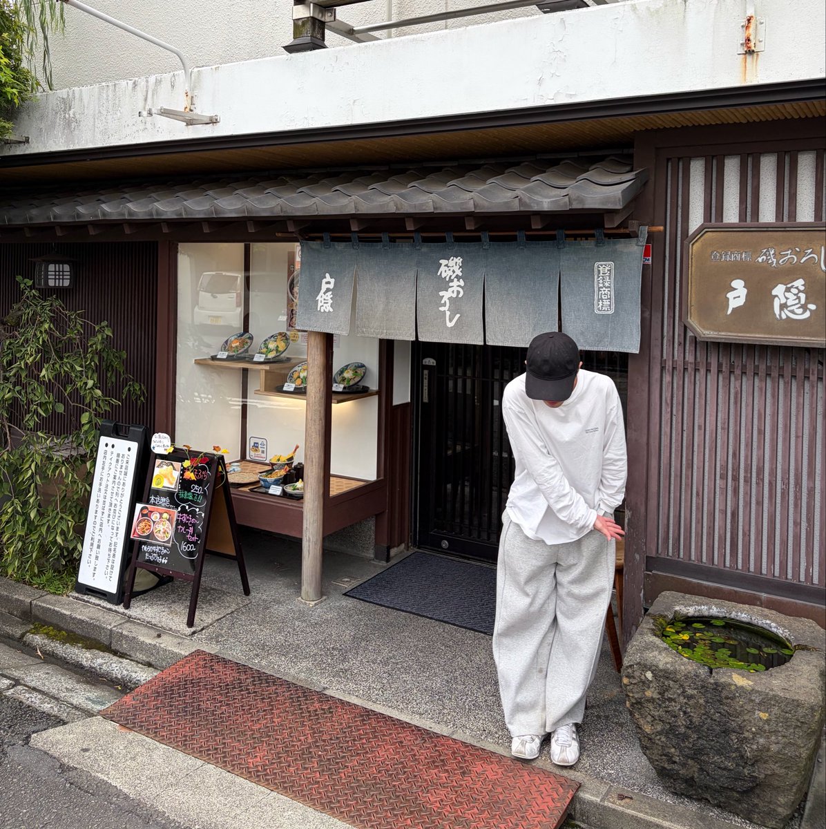 ritsu_kohaku's tweet photo. 静岡の蕎麦美味くて店の写真撮ってたら勝手に写り込んできて大将ヅラされた https://t.co/APq224rsRo