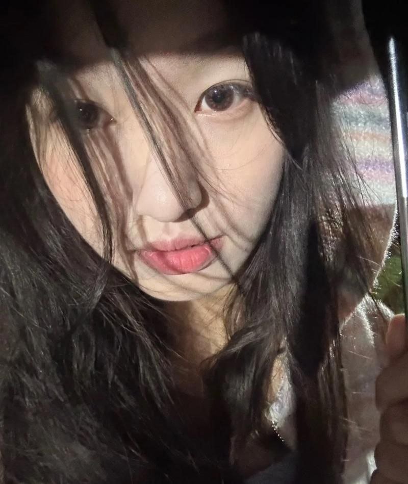 lufildes's tweet photo. 今天开学啦😭  

有谁要来锐评我20岁女大的福啊？

心情不好来X发泄了，无🚪来就给😌 https://t.co/lKO5IQdv1O