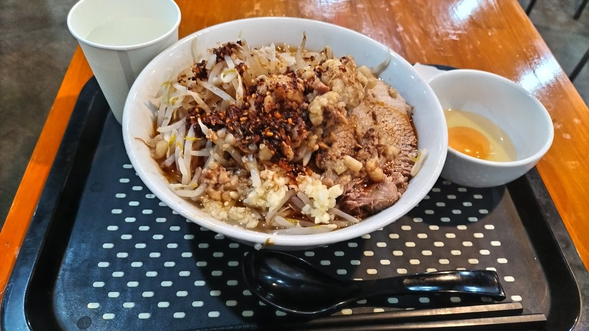 tetsunosuke79's tweet photo. 夢を語れ鳥栖総本店
小ラーメン＋辛マシ＋生玉子

近くで用事があったので聖地？へ。
ほう、ここが今の総本店なのか〜。
他の店舗ではあまり見かけないシステムに少し戸惑うも、確かにこの方が双方にとっていいのかも。

ラーメンは期待どおり。辛マシは期待以上。さすがの１杯。

ゴチでした〜😋 https://t.co/HmwlsRz0kb