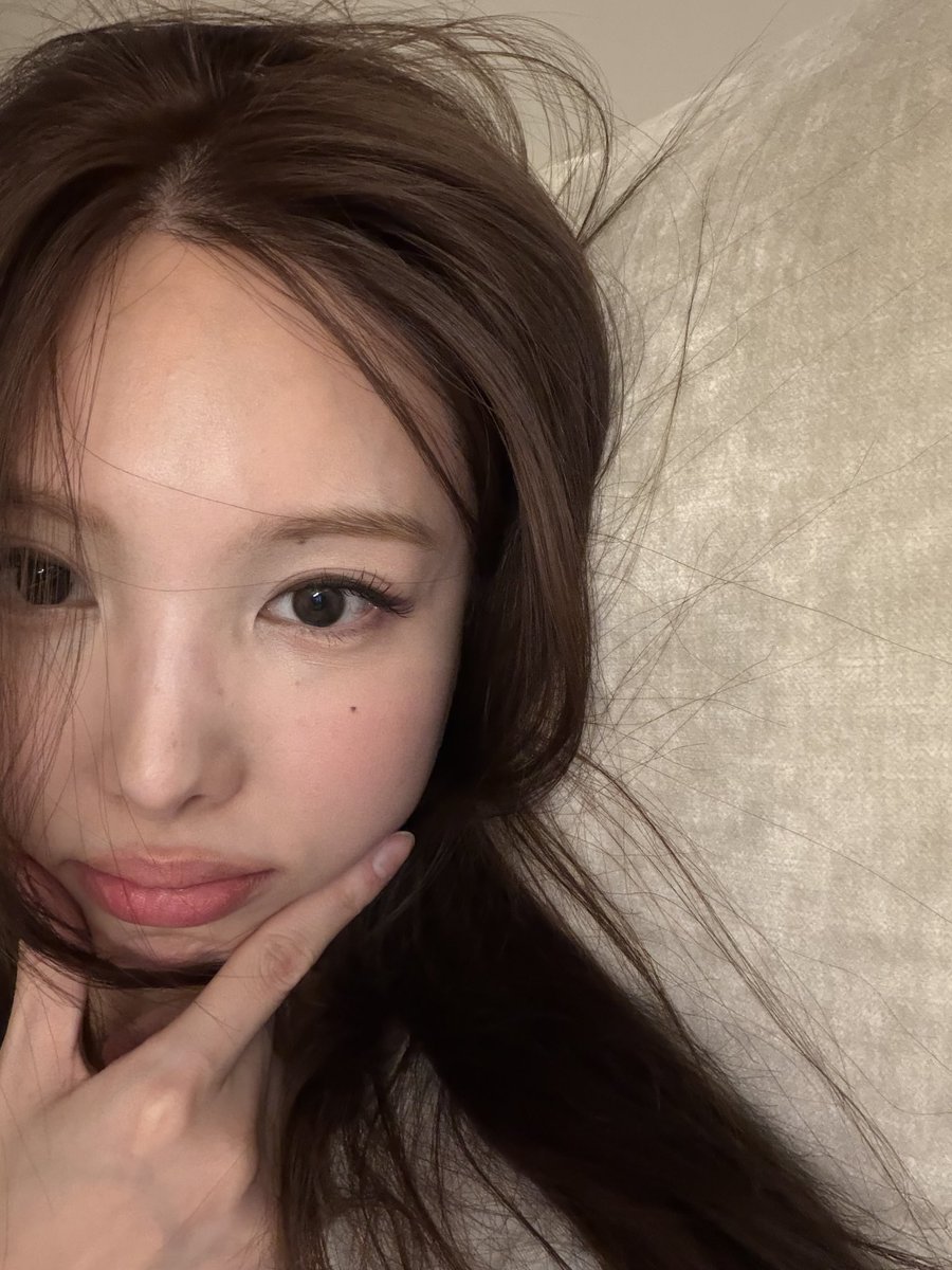 imnayeonarchive's tweet photo. my baby🥹🩷🩷 https://t.co/OdM2VHS1Xy