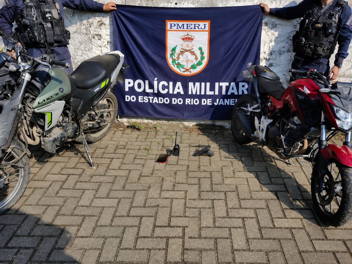NotciasRio1's tweet photo. ARMAS E MOTOS SÃO APREENDIDAS EM SÃO GONÇALO
Policiais do #1BPM prenderam dois criminosos durante patrulhamento no entorno da Comunidade do Feijão, em Paraíso, São Gonçalo. Na ação, foram apreendidas uma pistola 9mm, duas motocicletas e um rádio transmissor. https://t.co/xL4rlrGGuQ