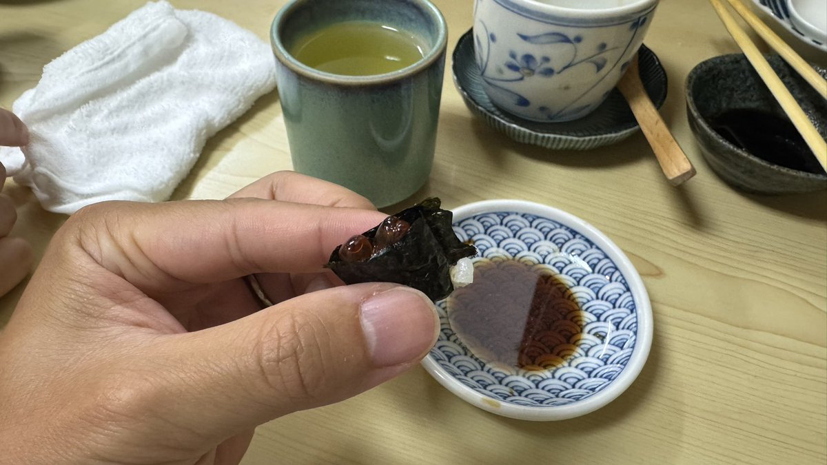 u1f607's tweet photo. 初めて行った寿司屋でいくらを頼んだら、めち���小さいの出てきて焦った笑
板前さんのボケだったらしく、あとで普通サイズも出てきたけど、初見でこれはツッコめへんて😅 https://t.co/0NHYn59HOs