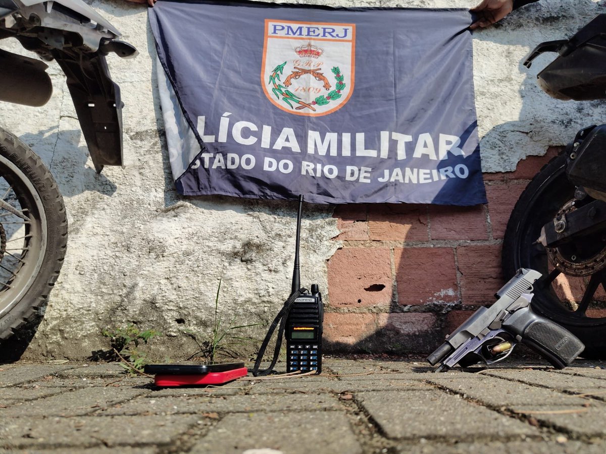 NotciasRio1's tweet photo. ARMAS E MOTOS SÃO APREENDIDAS EM SÃO GONÇALO
Policiais do #1BPM prenderam dois criminosos durante patrulhamento no entorno da Comunidade do Feijão, em Paraíso, São Gonçalo. Na ação, foram apreendidas uma pistola 9mm, duas motocicletas e um rádio transmissor. https://t.co/xL4rlrGGuQ