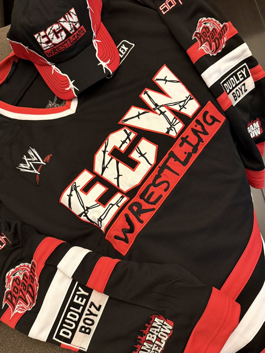 I_f_tto's tweet photo. 妻からの誕生日プレゼント🎁
ECWのホッケージャージとキャップ
かっこいい！

#ECW
@WWEShop https://t.co/7GAaVE8oOm