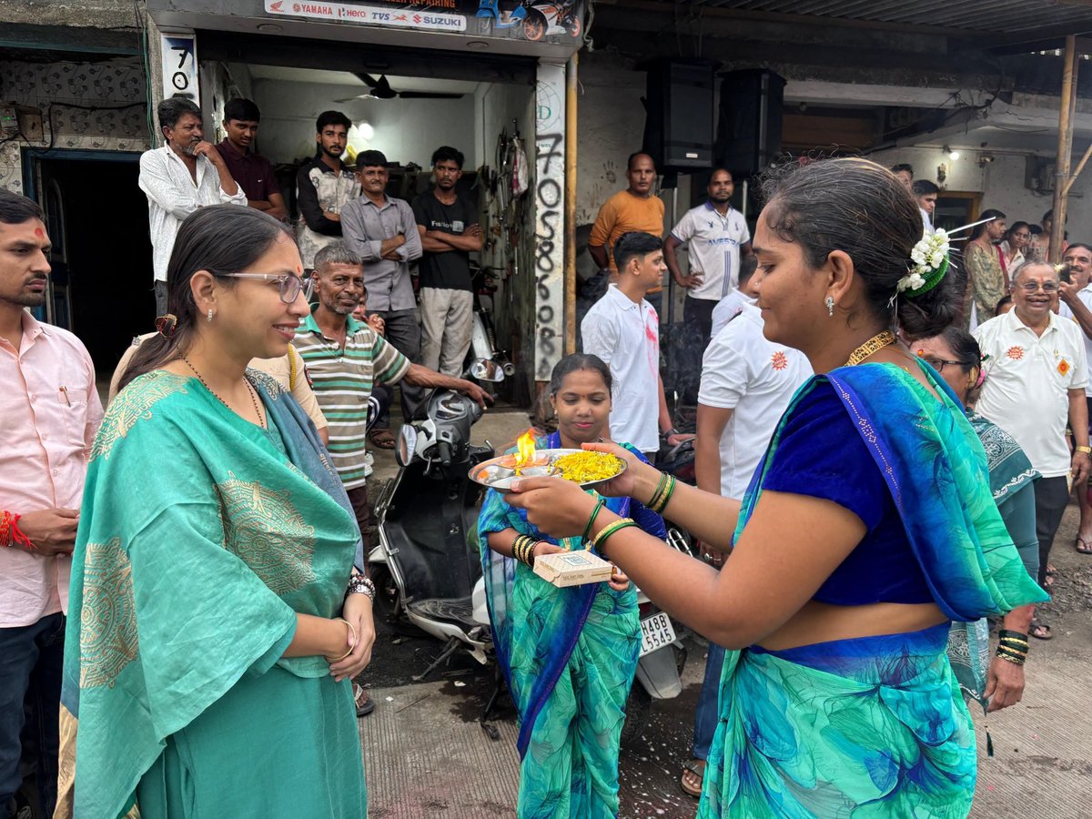 snehadubepandit's tweet photo. 📍 ५)पाचूबंदर, वसई पश्चिम | ६)एन. जी. सुरतवाला इमारत समोर, वसई पश्चिम | ७)झेंडा बाजार, वसई पश्चिम
🗓️ दिनांक : ०५ सप्टेंबर २०२६

 गोविंदा आला रे आला…! 

वसई पश्चिम परिसरातील ५)तेजस्वी भारत, पाचूबंदर आयोजित दहीहंडी उत्सव, तसेच ६) एन. जी. सुरतवाला इमारत समोरील युवा मित्र मंडळ आयोजित दहीहंडी उत्सव सोहळ्यात हंडीचे पूजन करण्याचे भाग्य लाभले.

तसेच ७) झेंडा बाजार, वसई पश्चिम येथील शिव साम्राज्य संस्था वसई आयोजित दहीहंडी उत्सव – २०२६ मध्ये उपस्थित राहून गोविंदा पथकांचा उत्साह वाढविण्याचा आनंद लाभला.

दहीहंडीच्या निमित्ताने परिसरात अनुभवायला मिळणारा उत्साह, जल्लोष, एकजूट आणि श्रीकृष्णभक्तीचा सुंदर संगम मनाला आनंद देणारा आहे. 

यावेळी माझ्यासह आयोजक, विविध गोविंदा पथकांचे सदस्य, स्थानिक नागरिक, पदाधिकारी व कार्यकर्ते मोठ्या संख्येने उपस्थित होते.

#DahiHandi2026 #GovindaAalaRe #Janmashtami #vasai #snehadubepandit