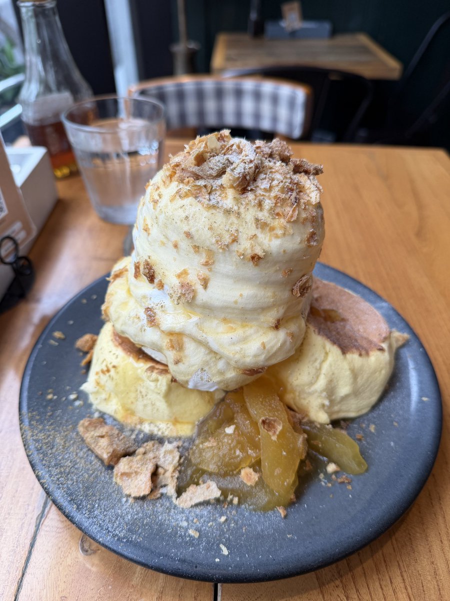 PancakesToshi's tweet photo. 恵比寿『ESPRESSO D WORKS』さん

9月限定
「ほうじ茶とリンゴパイパンケーキ」

ふわふわのパンケーキに、もりもりのエスプーマホイップをたっぷり乗せ、カラメル味のリンゴとパイを合わせた一品✨ホイップの中にはほうじ茶アイスが隠れており美味しくいただきました😋 https://t.co/8gmxjXmc4j