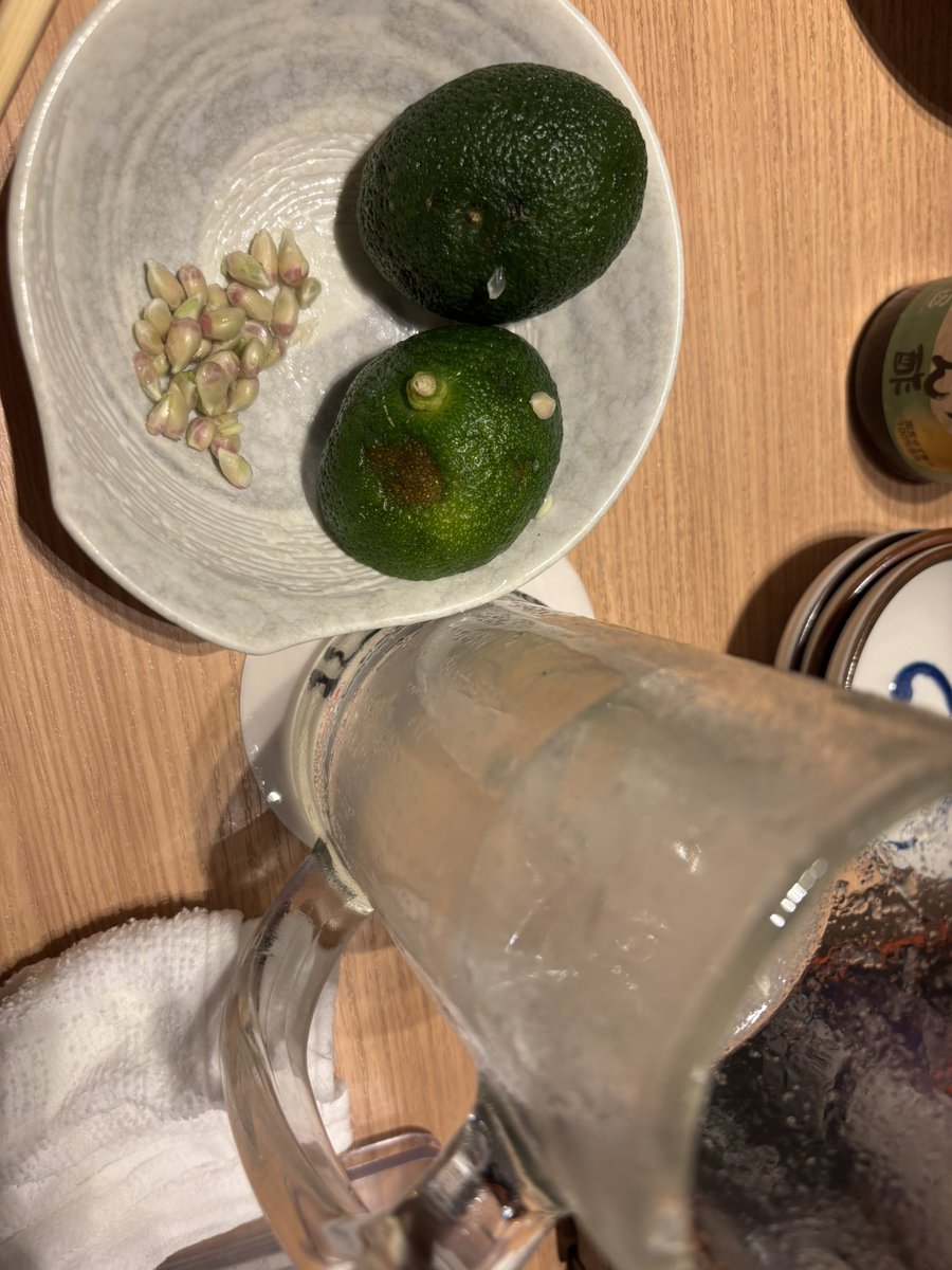 sunkokosunmiya's tweet photo. 今日行った居酒屋で。へベス酒　左一杯目、右二杯目。タネの量の違いで笑った！二杯目大当たり！ https://t.co/A5zIDVAMSm