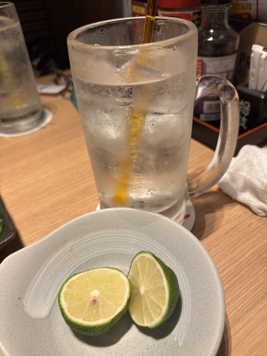 sunkokosunmiya's tweet photo. 今日行った居酒屋で。へベス酒　左一杯目、右二杯目。タネの量の違いで笑った！二杯目大当たり！ https://t.co/A5zIDVAMSm