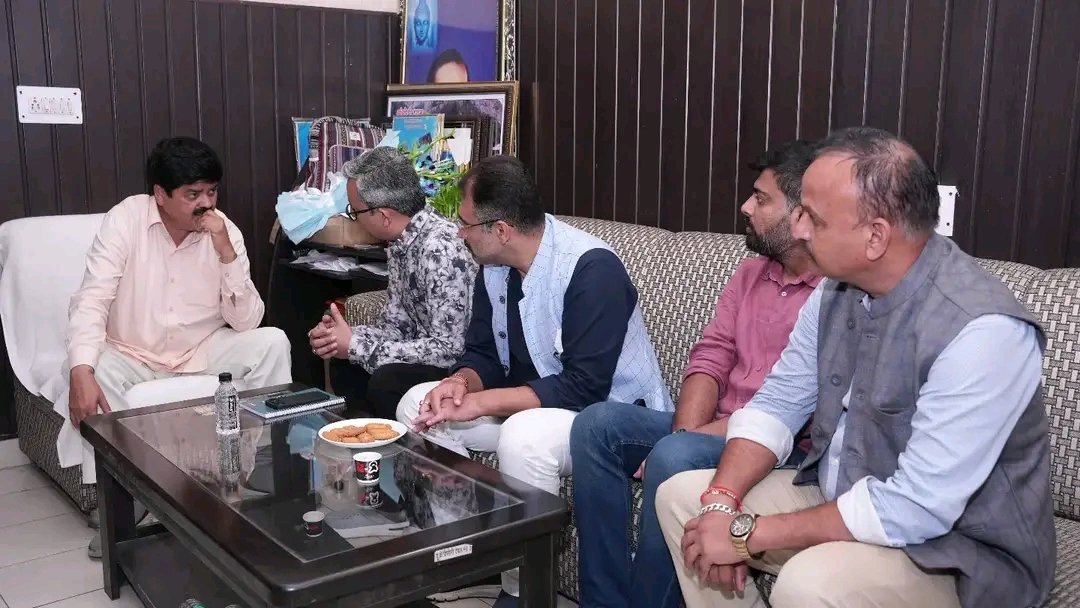 UKGaneshGodiyal's tweet photo. आज प्रदेश कांग्रेस मुख्यालय में उत्तराखंड सोशल मीडिया के राष्ट्रीय कोऑर्डिनेटर श्री @SandeepGuptaINC जी एवं श्री @iAkshitSingh जी का पुष्पगुच्छ भेंट कर आत्मीय स्वागत एवं अभिनंदन किया।

इस अवसर पर उत्तराखंड कांग्रेस सोशल मीडिया विभाग के अध्यक्ष श्री @abhinavthaparuk जी, सह-अध्यक्ष श्री भरत शर्मा जी एवं समन्वयक श्री मधुसूदन सुंदरियाल जी भी उपस्थित रहे।

मुझे विश्वास है कि उनके मार्गदर्शन और सहयोग से उत्तराखंड कांग्रेस का सोशल मीडिया संगठन और अधिक मजबूत एवं प्रभावी बनेगा। हम सभी मिलकर कांग्रेस की विचारधारा और जनसरोकारों की आवाज को डिजिटल माध्यमों पर मजबूती से आगे बढ़ाने के लिए कार्य करेंगे।