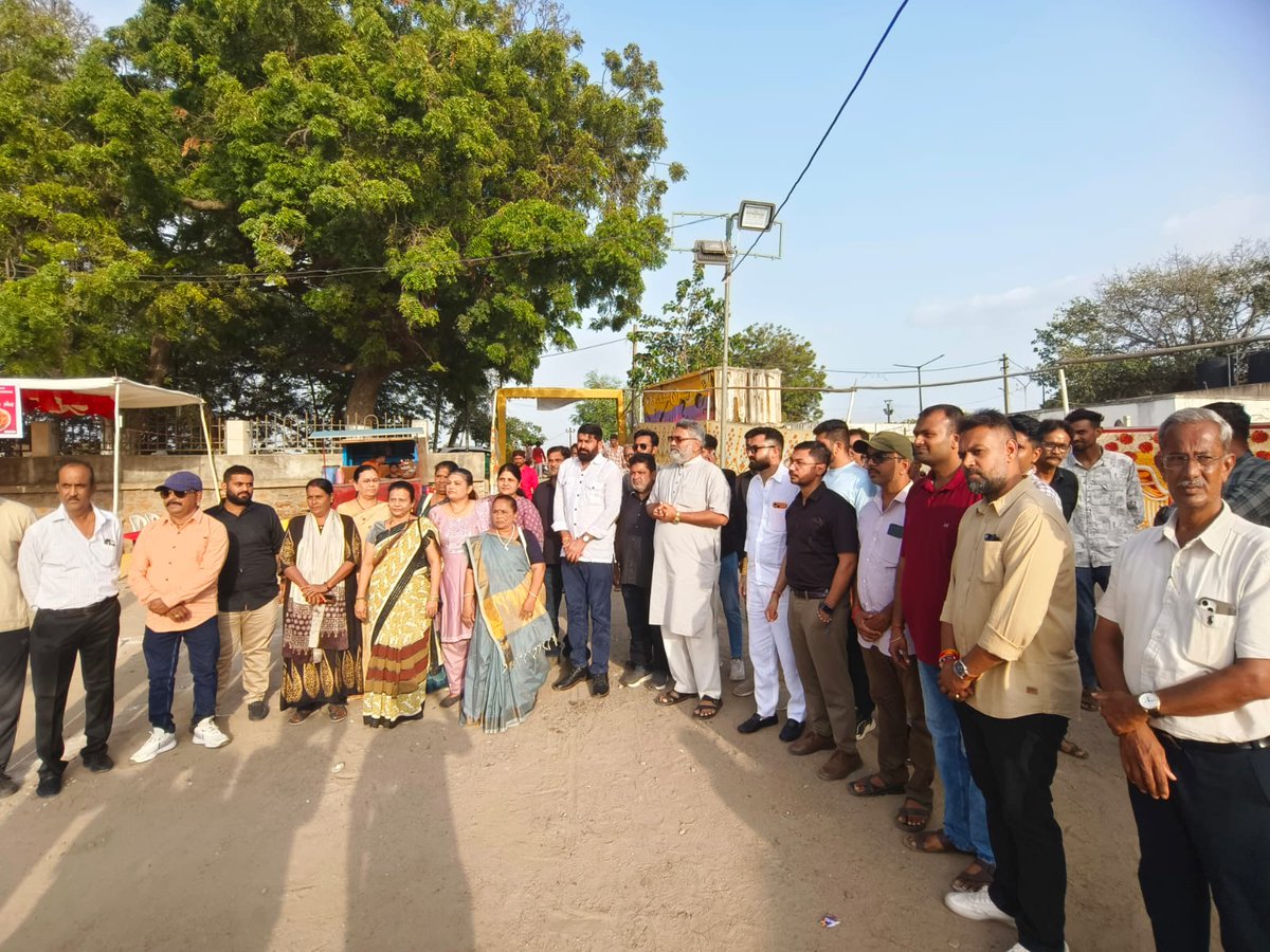 aniruddhdavebjp's tweet photo. માંડવી ખાતે નાની રવાડી પ્રસંગે માંડવી નગરપાલિકા સંચાલિત લોકમેળાનું આયોજન થયું જેમાં નગરપાલિકાના સહુ પદાધિકારીઓ અને શહેર સંગઠનના હોદ્દેદારો સાથે ઉપસ્થિત રહી ઉદ્ઘાટન કર્યું.
#2MandviVidhansabha
#ravadimandvi
#ravadi
#mandvi https://t.co/ybUpGRginJ