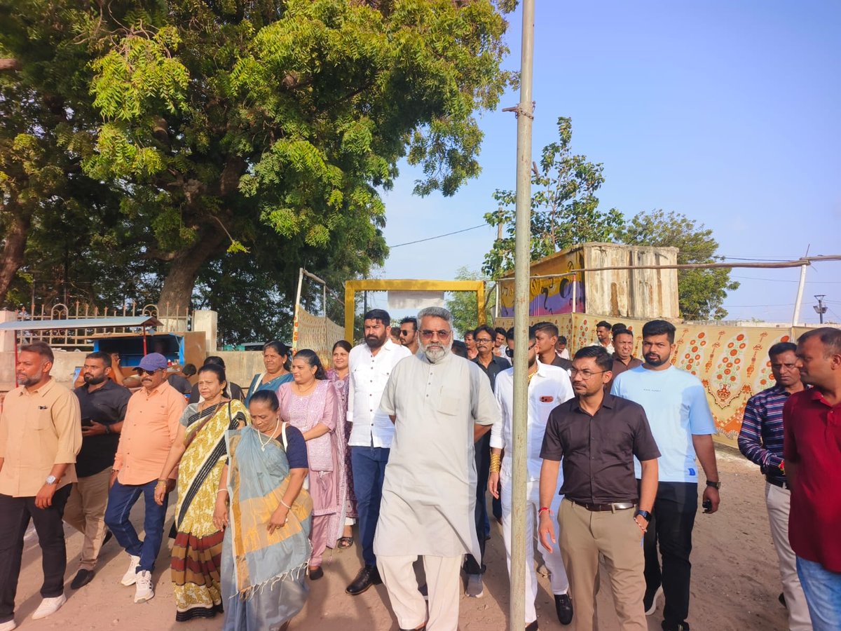 aniruddhdavebjp's tweet photo. માંડવી ખાતે નાની રવાડી પ્રસંગે માંડવી નગરપાલિકા સંચાલિત લોકમેળાનું આયોજન થયું જેમાં નગરપાલિકાના સહુ પદાધિકારીઓ અને શહેર સંગઠનના હોદ્દેદારો સાથે ઉપસ્થિત રહી ઉદ્ઘાટન કર્યું.
#2MandviVidhansabha
#ravadimandvi
#ravadi
#mandvi https://t.co/ybUpGRginJ
