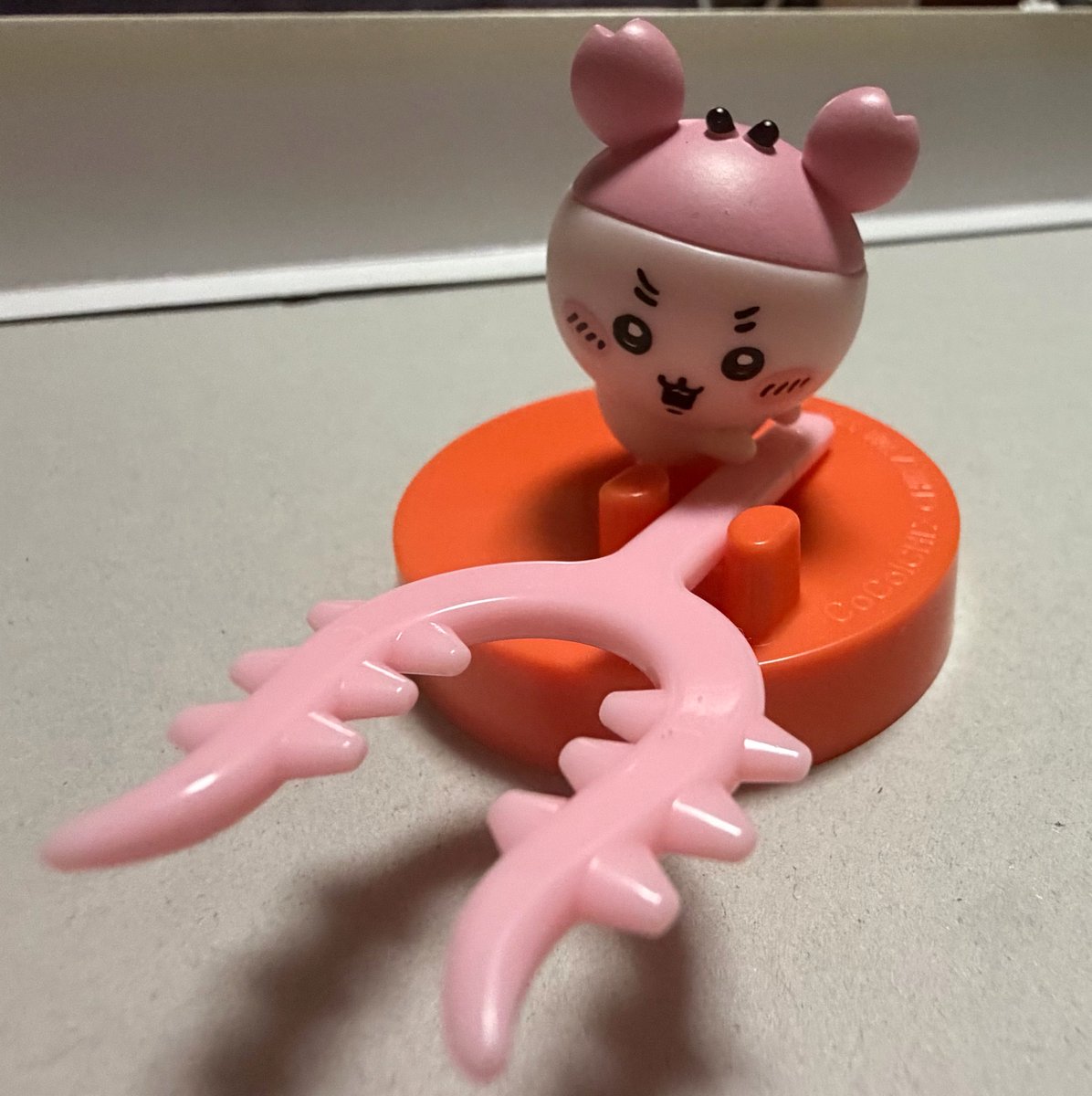 tasoooo17's tweet photo. キャラパキのさすまたをCoCo壱コラボの箸置きに置くといい感じ！ https://t.co/eoUlNuJhyj