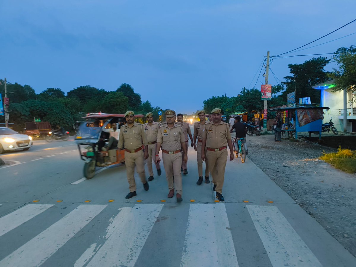 sultanpurpolice's tweet photo. 🚨 आगामी त्योहारों के दृष्टिगत सुलतानपुर पुलिस ने की पैदल गस्त-

#SP_STR श्री विनीत जायसवाल के निर्देशन में जनपद के समस्त थाना क्षेत्रों में पुलिस टीमों द्वारा पैदल गश्त एवं सघन चेकिंग अभियान चला��ा गया। बाजारों, प्रमुख चौराहों एवं संवेदनशील स्थानों पर सुरक्षा व्यवस्था का जायजा लेते हुए संदिग्ध व्यक्तियों व वाहनों की चेकिंग की गई तथा आमजन से संवाद स्थापित कर शांति एवं सौहार्द बनाए रखने की अपील की गई।

#SultanpurPolice 
#UPPolice