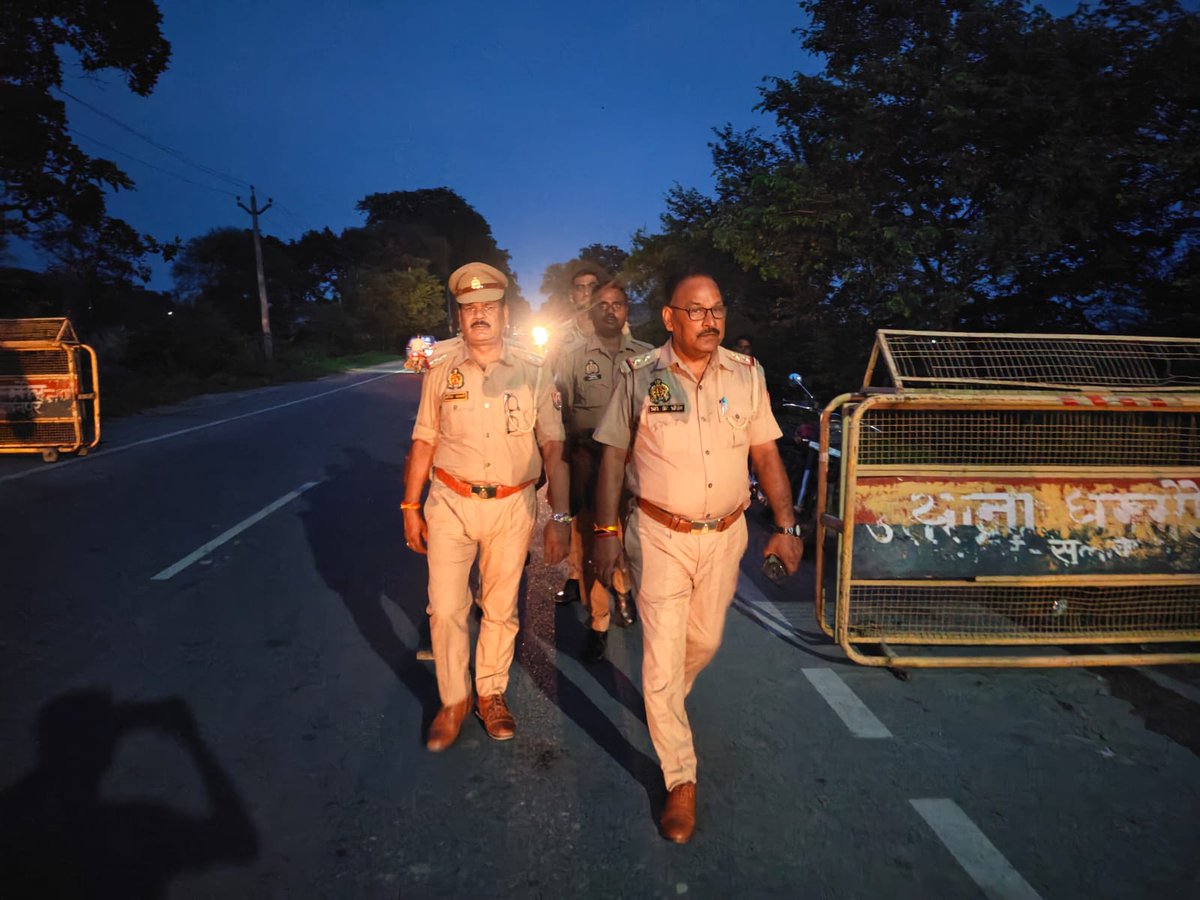 sultanpurpolice's tweet photo. 🚨 आगामी त्योहारों के दृष्टिगत सुलतानपुर पुलिस ने की पैदल गस्त-

#SP_STR श्री विनीत जायसवाल के निर्देशन में जनपद के समस्त थाना क्षेत्रों में पुलिस टीमों द्वारा पैदल गश्त एवं सघन चेकिंग अभियान चला��ा गया। बाजारों, प्रमुख चौराहों एवं संवेदनशील स्थानों पर सुरक्षा व्यवस्था का जायजा लेते हुए संदिग्ध व्यक्तियों व वाहनों की चेकिंग की गई तथा आमजन से संवाद स्थापित कर शांति एवं सौहार्द बनाए रखने की अपील की गई।

#SultanpurPolice 
#UPPolice