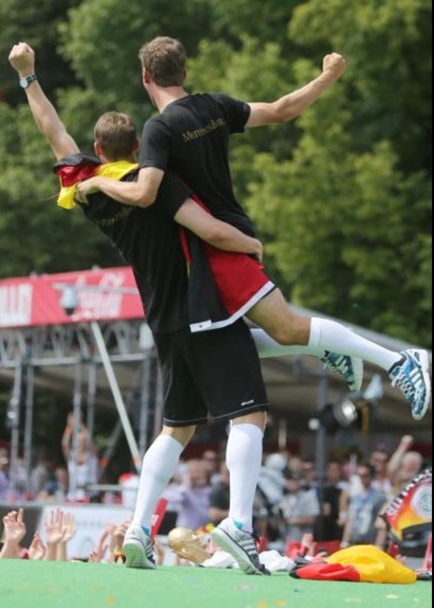 Muller25Munchen's tweet photo. Has more angles than JFK assassination😭😭 https://t.co/iGoQ6d1vT5