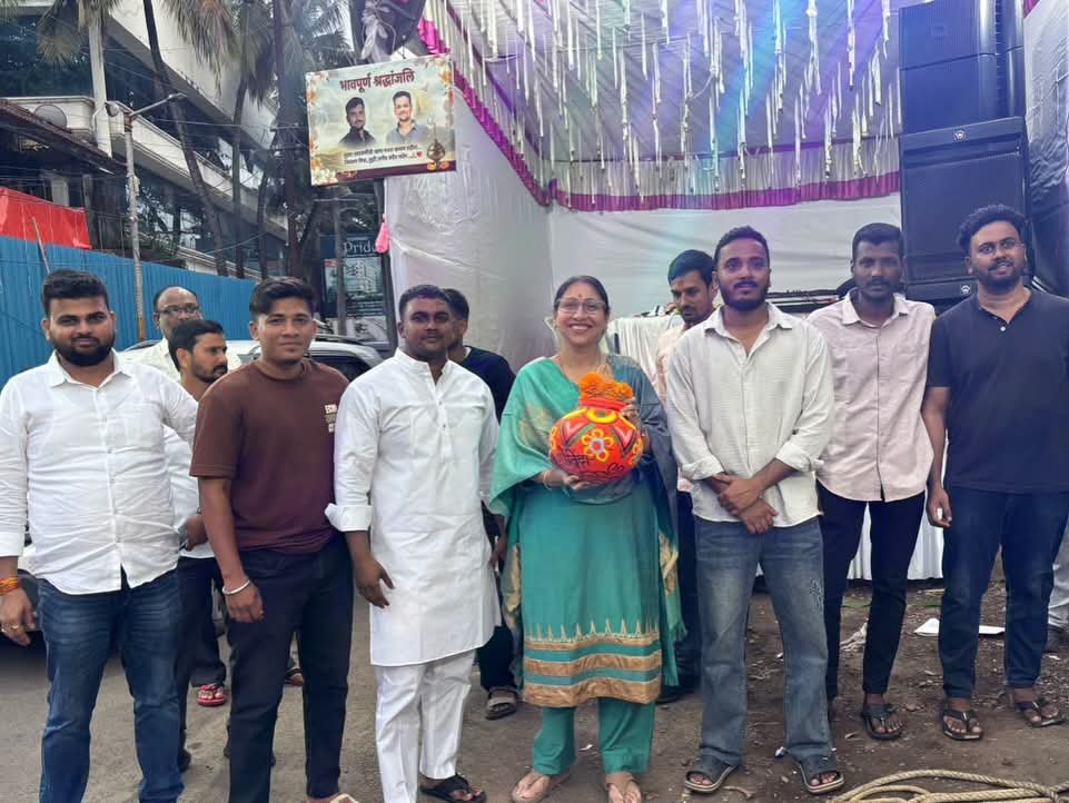 snehadubepandit's tweet photo. 📍 ५)पाचूबंदर, वसई पश्चिम | ६)एन. जी. सुरतवाला इमारत समोर, वसई पश्चिम | ७)झेंडा बाजार, वसई पश्चिम
🗓️ दिनांक : ०५ सप्टेंबर २०२६

 गोविंदा आला रे आला…! 

वसई पश्चिम परिसरातील ५)तेजस्वी भारत, पाचूबंदर आयोजित दहीहंडी उत्सव, तसेच ६) एन. जी. सुरतवाला इमारत समोरील युवा मित्र मंडळ आयोजित दहीहंडी उत्सव सोहळ्यात हंडीचे पूजन करण्याचे भाग्य लाभले.

तसेच ७) झेंडा बाजार, वसई पश्चिम येथील शिव साम्राज्य संस्था वसई आयोजित दहीहंडी उत्सव – २०२६ मध्ये उपस्थित राहून गोविंदा पथकांचा उत्साह वाढविण्याचा आनंद लाभला.

दहीहंडीच्या निमित्ताने परिसरात अनुभवायला मिळणारा उत्साह, जल्लोष, एकजूट आणि श्रीकृष्णभक्तीचा सुंदर संगम मनाला आनंद देणारा आहे. 

यावेळी माझ्यासह आयोजक, विविध गोविंदा पथकांचे सदस्य, स्थानिक नागरिक, पदाधिकारी व कार्यकर्ते मोठ्या संख्येने उपस्थित होते.

#DahiHandi2026 #GovindaAalaRe #Janmashtami #vasai #snehadubepandit