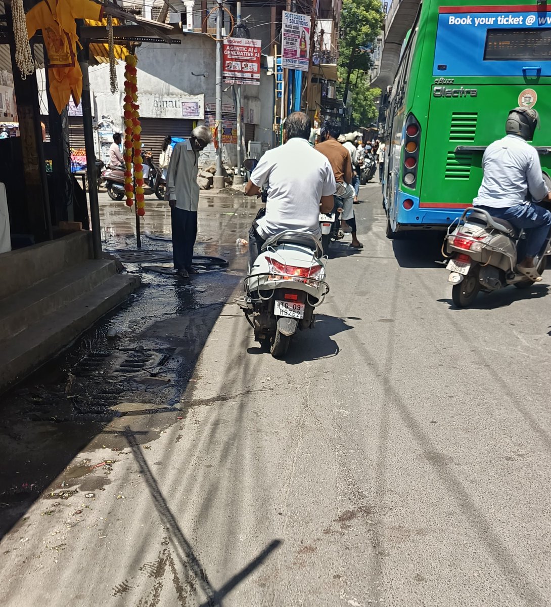Saikumar909's tweet photo. . @HYDTP @AddlCPTrHyd

For necessary action

Location - Ameerpet Kanakadurga Temple
TG09H9762
05.09.2026
11:15 am

Without helmet https://t.co/Fk3Oc3PZFC