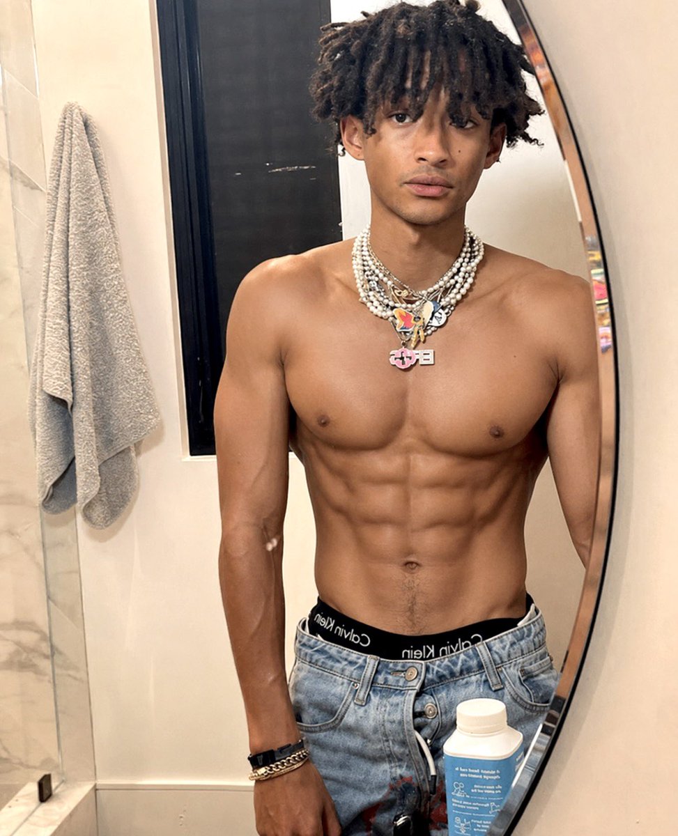 fwkingsomie's tweet photo. Jaden smith decides to end he’s 5 years relationship just to focus and build muscles, would you have done the same? https://t.co/SWoZgn7INQ