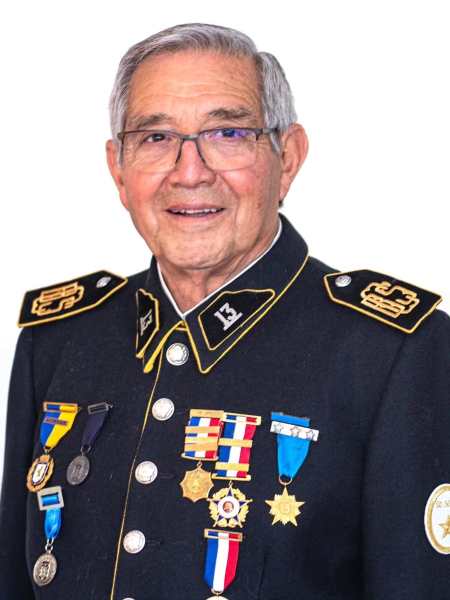 Comandantecbs's tweet photo. Quiero hacer llegar mi más sentido pésame a la @13Providencia por la partida del Miembro Honorario de la Institución y Voluntario Honorario, Carlos Alcaíno Cáceres (Q.E.P.D.), con premio de constancia por 60 años de servicio.
(1/2) https://t.co/AwA1mAZGem