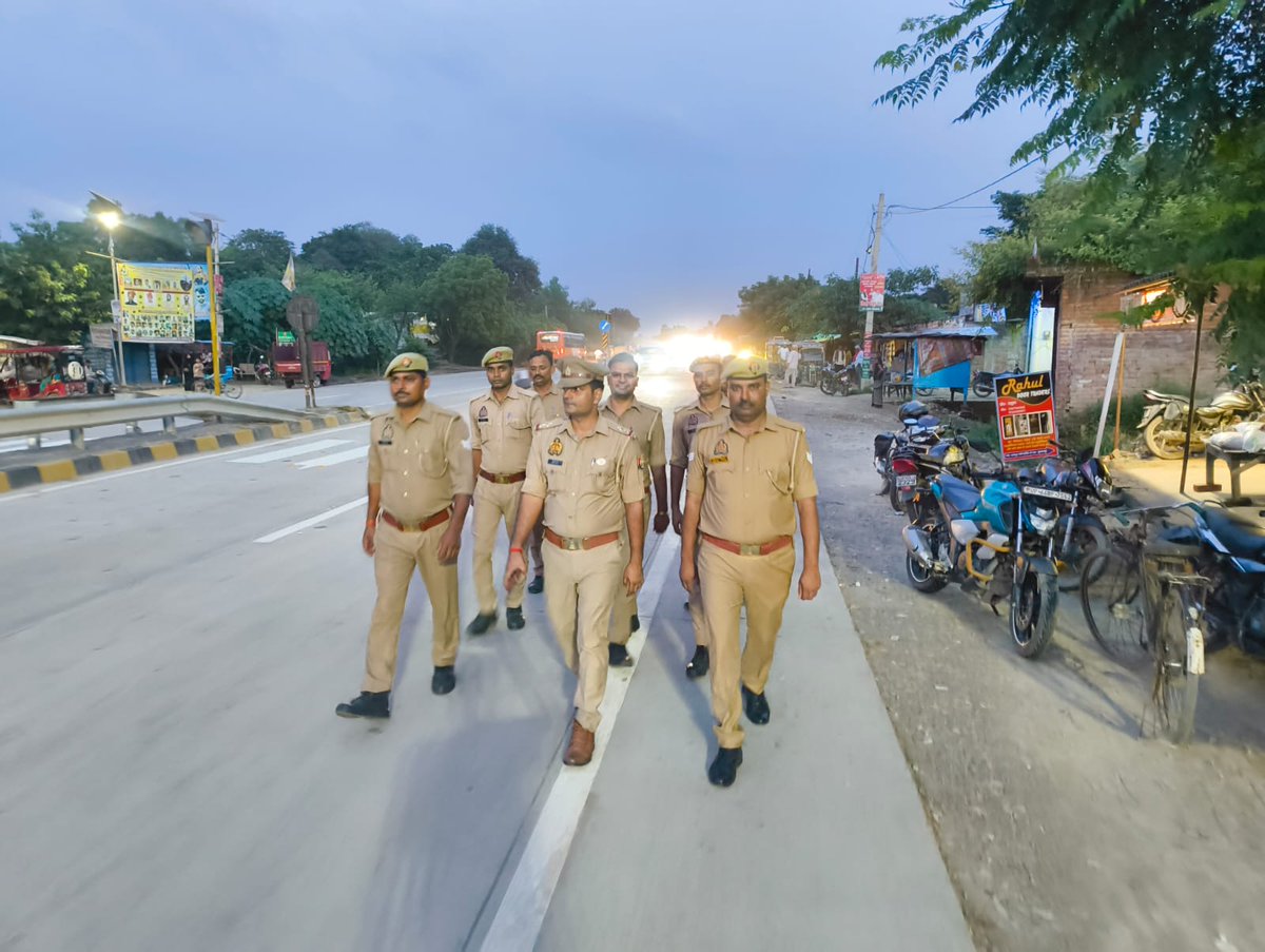 sultanpurpolice's tweet photo. 🚨 आगामी त्योहारों के दृष्टिगत सुलतानपुर पुलिस ने की पैदल गस्त-

#SP_STR श्री विनीत जायसवाल के निर्देशन में जनपद के समस्त थाना क्षेत्रों में पुलिस टीमों द्वारा पैदल गश्त एवं सघन चेकिंग अभियान चलाया गया। बाजारों, प्रमुख चौराहों एवं संवेदनशील स्थानों पर सुरक्षा व्यवस्था का जायजा लेते हुए संदिग्ध व्यक्तियों व वाहनों की चेकिंग की गई तथा आमजन से संवाद स्थापित कर शांति एवं सौहार्द बनाए रखने की अपील की गई।

#SultanpurPolice
#UPPolice