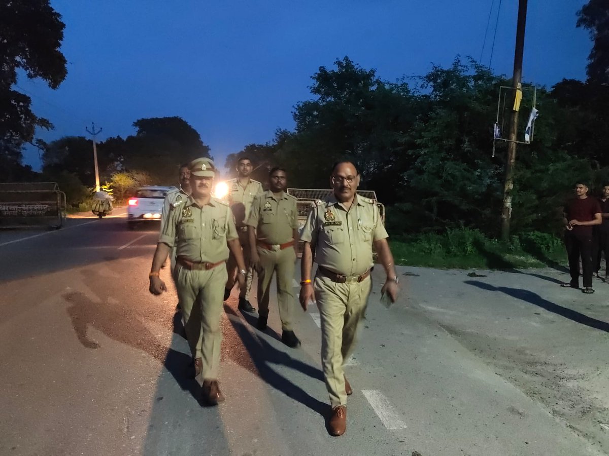 sultanpurpolice's tweet photo. 🚨 आगामी त्योहारों के दृष्टिगत सुलतानपुर पुलिस ने की पैदल गस्त-

#SP_STR श्री विनीत जायसवाल के निर्देशन में जनपद के समस्त थाना क्षेत्रों में पुलिस टीमों द्वारा पैदल गश्त एवं सघन चेकिंग अभियान चलाया गया। बाजारों, प्रमुख चौराहों एवं संवेदनशील स्थानों पर सुरक्षा व्यवस्था का जायजा लेते हुए संदिग्ध व्यक्तियों व वाहनों की चेकिंग की गई तथा आमजन से संवाद स्थापित कर शांति एवं सौहार्द बनाए रखने की अपील की गई।

#SultanpurPolice
#UPPolice
