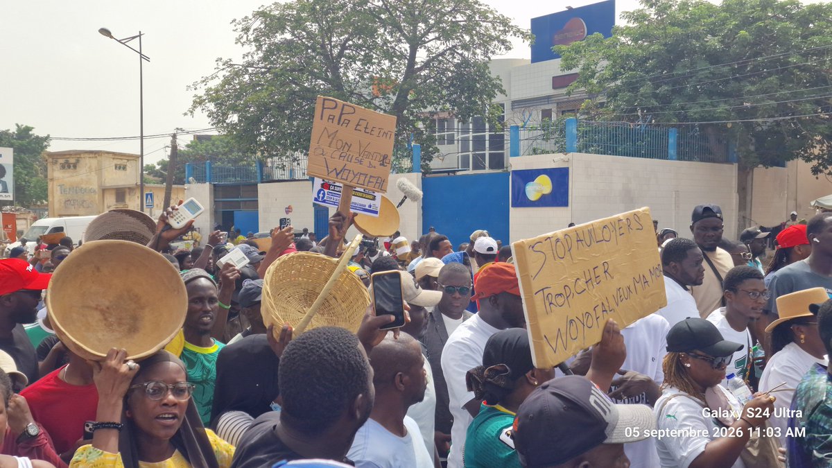 sane932's tweet photo. Pour le peuple sénégalais, nous étions dans les rues de Dakar pour dire «Non à la cherté» de la vie au Sénégal et particulièrement à Dakar. 
Rien ne justifie cette cherté.  #30JoursPourLeJustePrix https://t.co/rm6HDvot9H